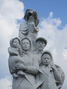 Monument to the Immigrant in New Orleans. A statue depicting a female muse whose flowing gown leads to family of four immigrants. By Franco Alessandrini (1944), American sculptor of New Orleans              